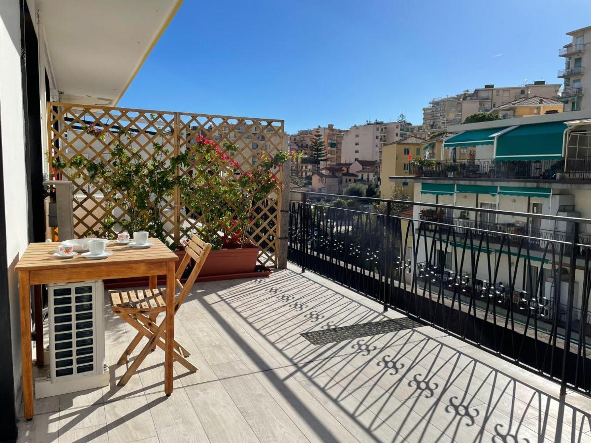 Wh - Cuore Home - Attico Monolocale Con Parcheggio Gratuito - 5 Minuti Dal Centro - Wifi 산레모 외부 사진